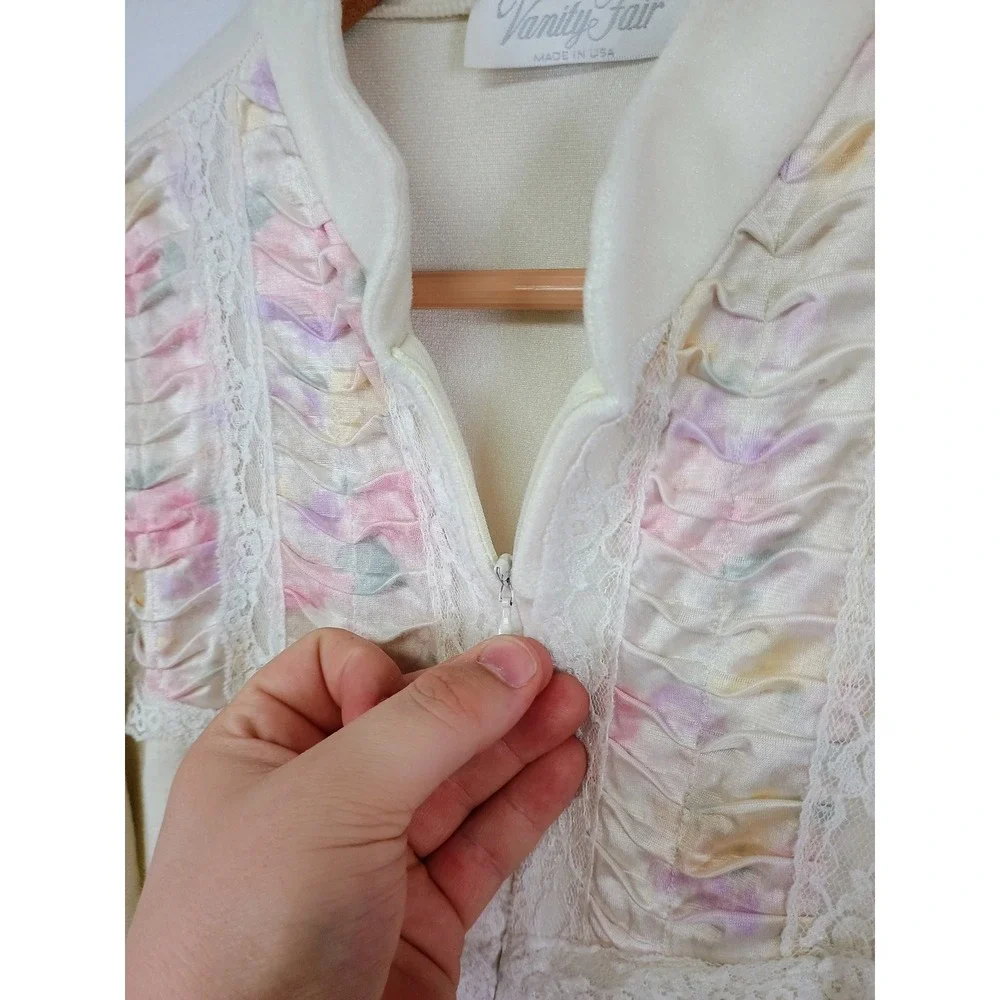 Vintage Grandmacore Vanity Fair Women M Cream Lace Floral Smocked Zip Front Robe